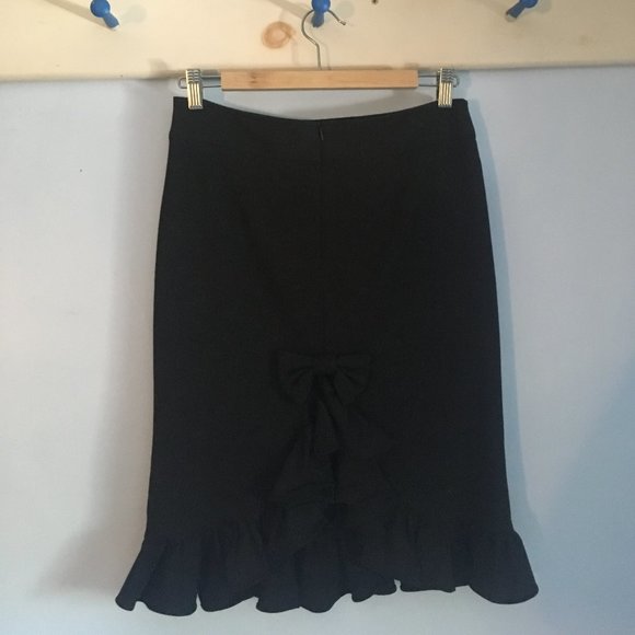 Stretchy skirt with amazing bow and ruffle detail - Picture 3 of 4